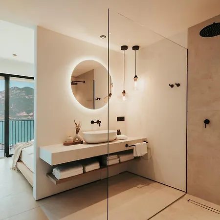 Luxe Vista Lakeside فيلة برنزوني سول جاردا